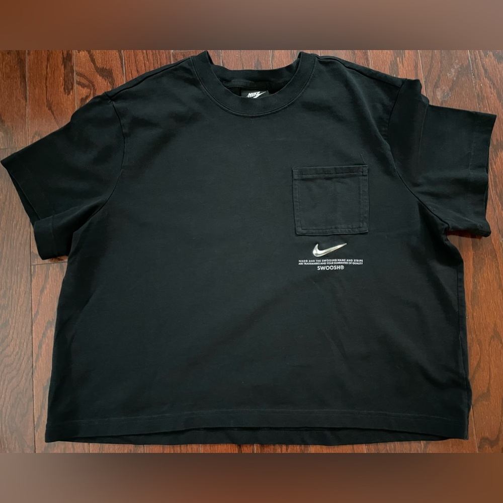 Nike’s women Swoosh cropped t-shirt